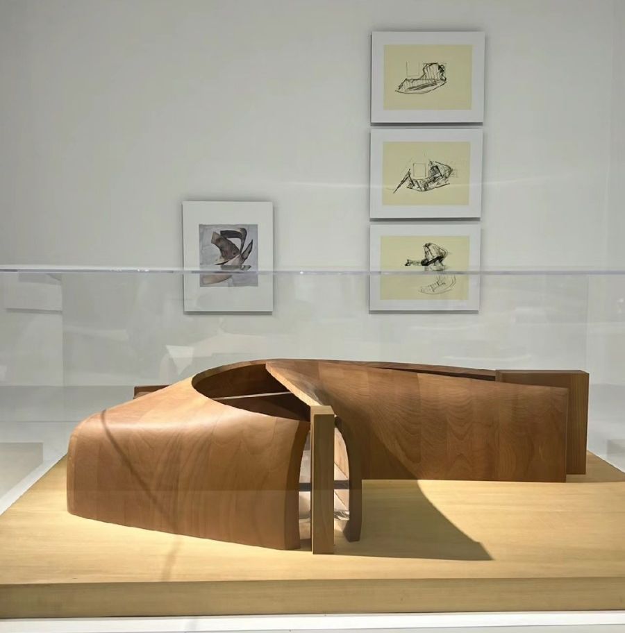 普立茲克建築獎得主、日本建築師磯崎新（1931-2022）回顧展《磯崎新：形構間》，現正於深圳市當代藝術與城市規劃館展出