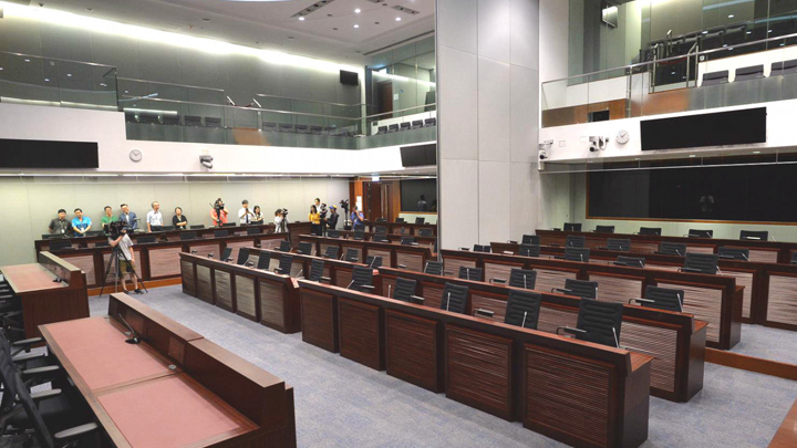 梁君彦提到过往有议员觉得综合大楼的会议室色调比较暗沉。资料图片