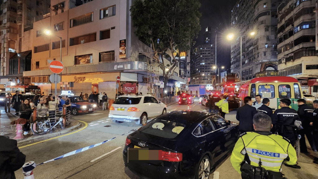 私家車如「碰碰車」般先後撞向後方的警車、兩輛私家車及一輛紅色小巴，現場傳出多次猛烈撞擊聲，引起途人驚呼。黎志偉攝