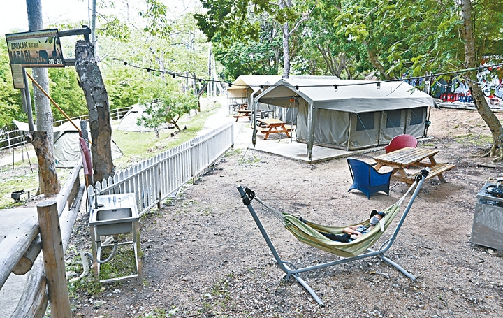 在南非營地區，部分營帳外面更設有極具風情的休憩區域。