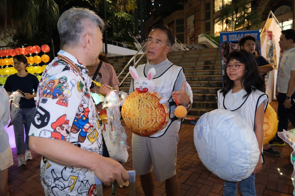 田北辰的孙女也到场支持活动，与他一起化身月饼。