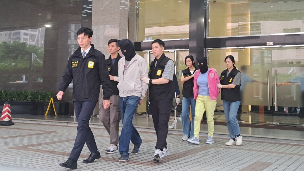 澳門警方拘捕一對香港男女，涉嫌典當假名表詐騙。