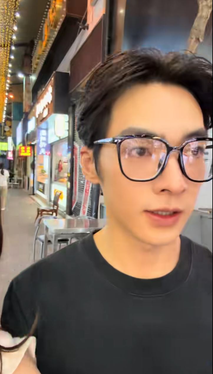 王治的帅气样子令他的鸡饭档在网上爆红。