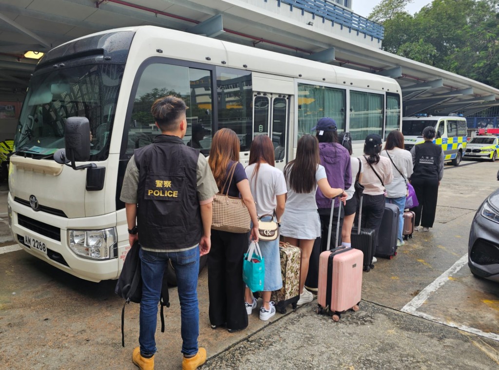 人員共拘捕12名內地女子。警方提供