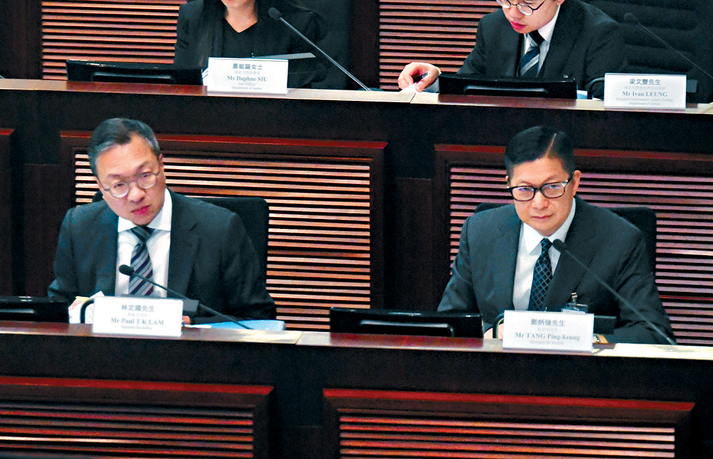 律政司司長林定國、保安局局長鄧炳強到立法會出席該附屬法例小組委員會會議。