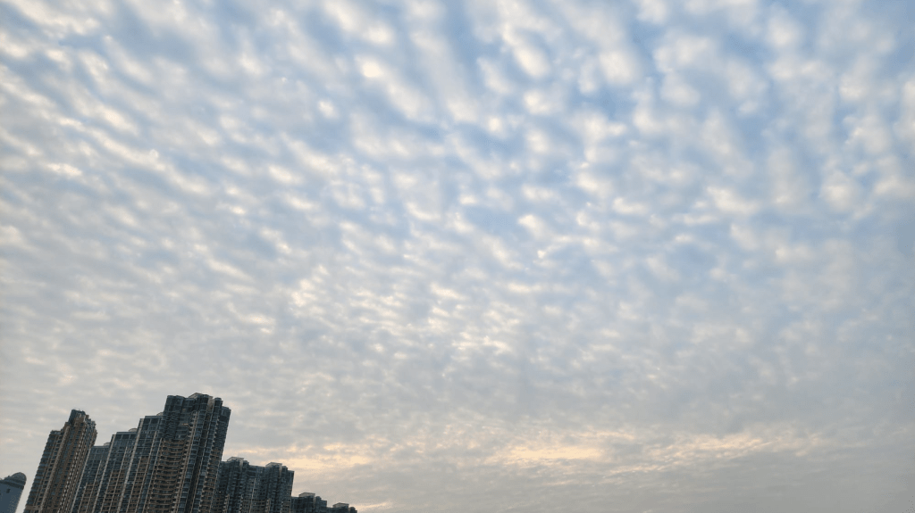 本港地區今日短暫時間有陽光,局部地區有驟雨。黎志偉攝 本港地區今日短暫時間有陽光,局部地區有驟雨。黎志偉攝