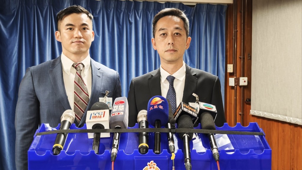 油尖警區助理指揮官(刑事)警司程知仁(右)交代案情。黃文威攝 油尖警區助理指揮官(刑事)警司程知仁(右)交代案情。黃文威攝