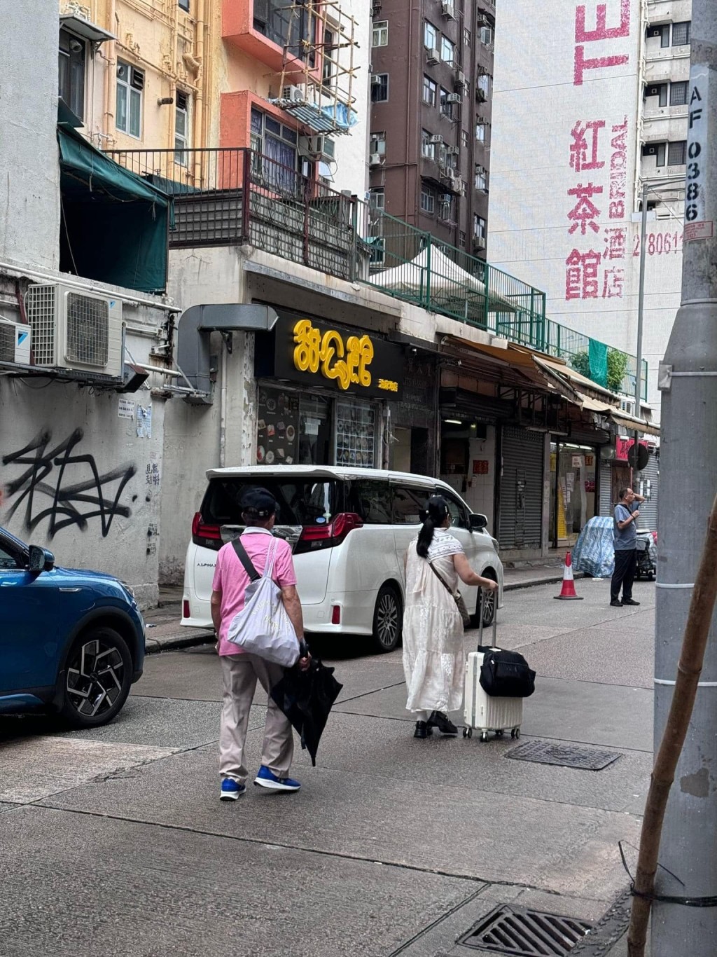 何伯和何太被網民不時拍得四處去。FB圖片