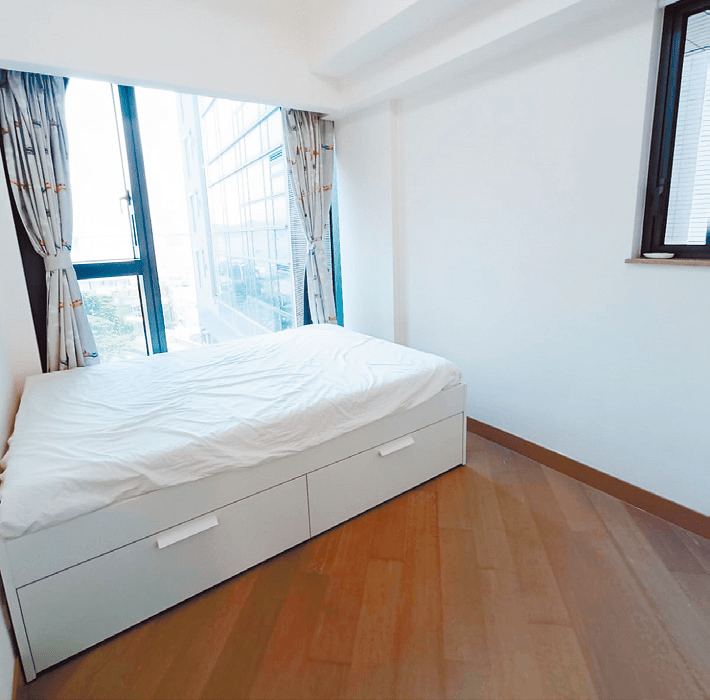 放盘为4房2套间隔，图中寝室以白色为主调，配以大玻璃采光，明亮通透。