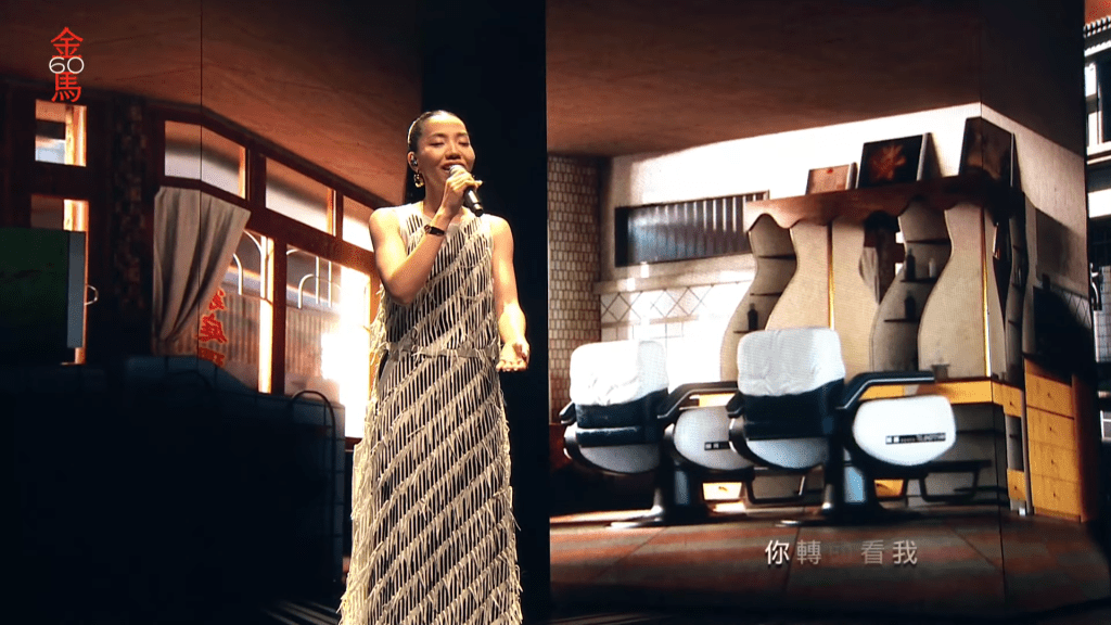 洪佩瑜演唱《本日公休》主題曲《同款》。