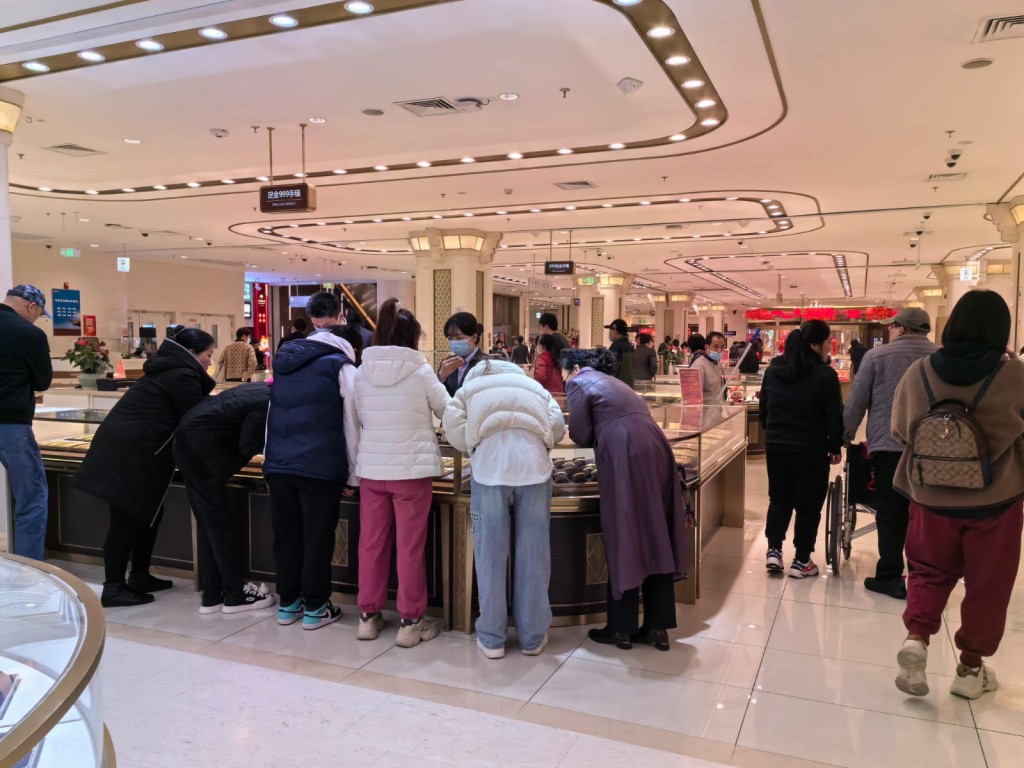 在北京最大金店菜百首饰总店，不少顾客在挑选饰品。张言天摄