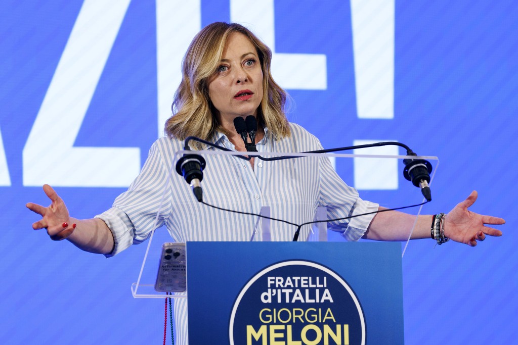意大利總理梅洛尼會否倒向中間偏右的「歐洲人民黨」，備受關注。美聯社