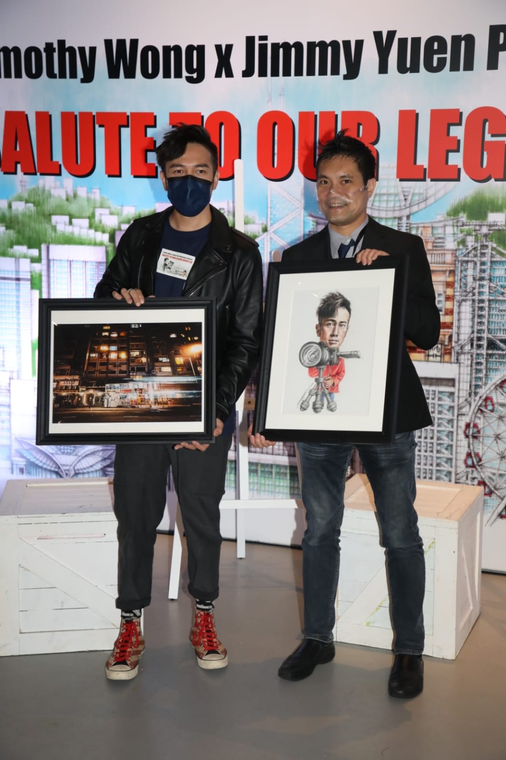 Tim與阮繼增展示作品。