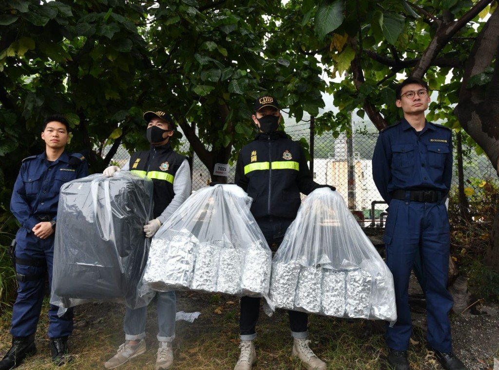 海關搜出總重量約10公斤大麻花,黑巿價值約200萬港元。