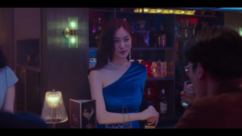金春愛為養崔復容，而到「紅寶石夜總會」做招牌歌舞女郎。