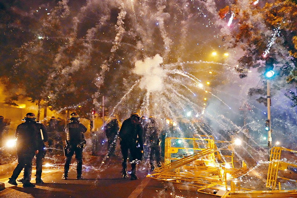 發生警員槍擊少年事件的巴黎近郊楠泰爾市，周四有警察與年輕人衝突。