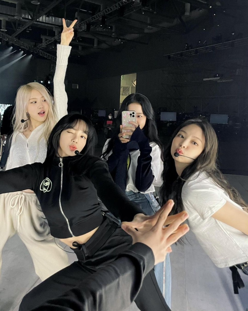 BLACKPINK的4位成員齊齊自拍。