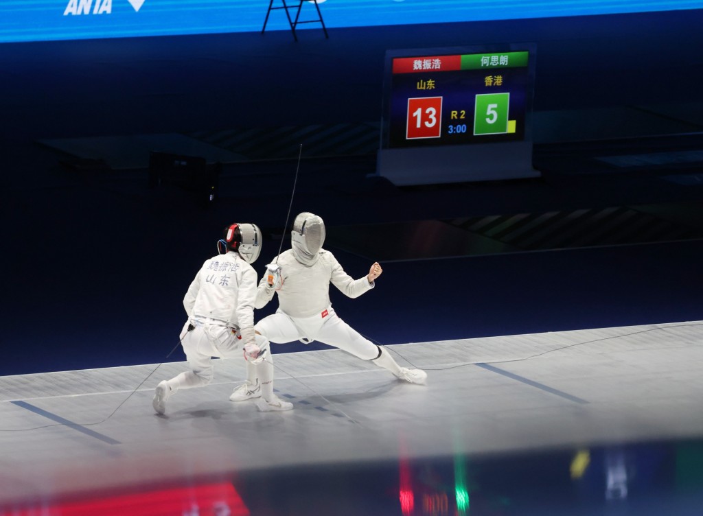 思朗(右)在決賽對山東的魏振浩(左)。徐嘉華攝 思朗(右)在決賽對山東的魏振浩(左)。徐嘉華攝