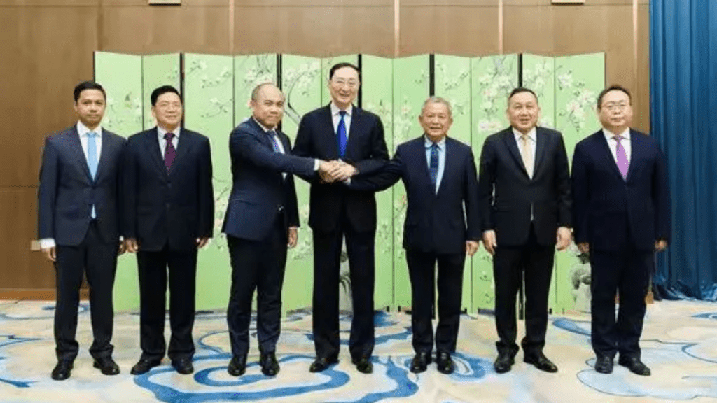 中國、柬埔寨、泰國三方非正式會晤在上海舉行。外交部網站