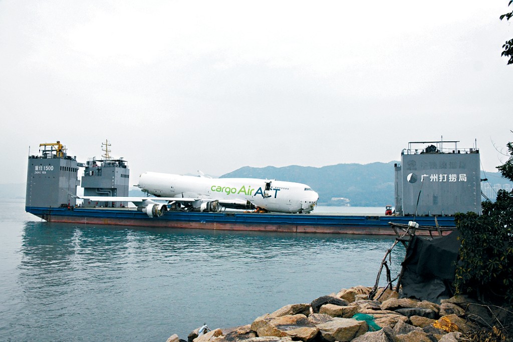 放置在半潛船「重任1500」的主體機身被運至倒扣灣近岸海面。