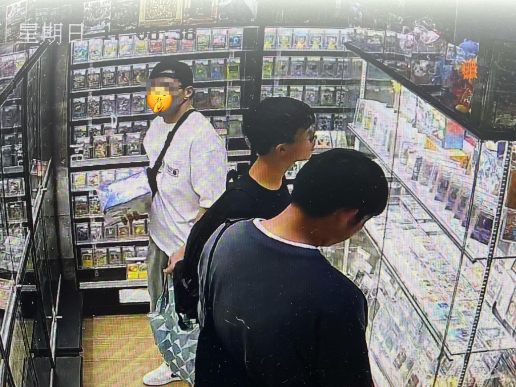cap帽男趁人多擠迫、職員未有為意下,在店內一位置拿走禮盒,然後離開。網上圖片 cap帽男趁人多擠迫、職員未有為意下,在店內一位置拿走禮盒,然後離開。網上圖片
