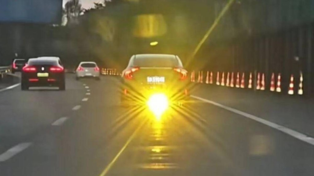 貴州高速一輛汽車違規在底盤加裝強光燈。廣州交通電台