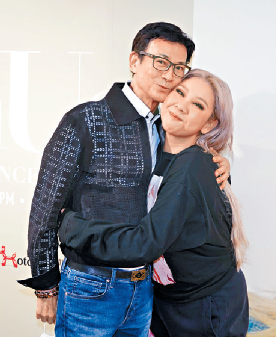 ■鄭少秋捧愛女場。