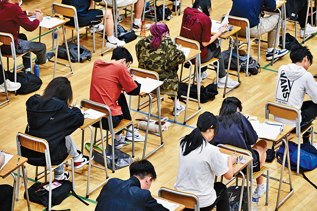 公民科的5条多项选择题中，有关《基本法》的一条最多人答错，答对百分率只有50%。