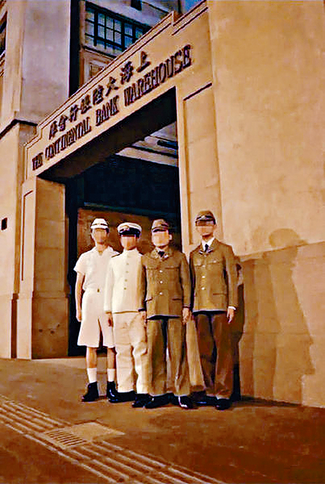 2017年,4名男子身穿日本軍服在上海抗日遺址拍照,引起眾怒。