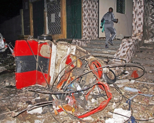 索馬里一間餐廳外發生自殺式汽車炸彈襲擊。AP圖片