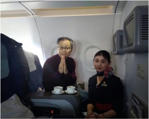 航機服務員準備了其妻生前愛飲的鐵觀音令凌男感動不已。網圖
