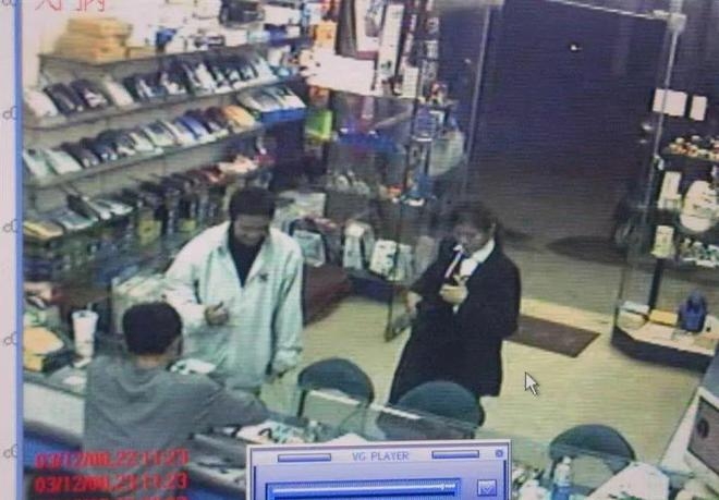 廣德強(白衣)在通訊行販售施女的筆記簿型電腦,被閉路電視拍下。 星河逍遙游@163.com 廣德強(白衣)在通訊行販售施女的筆記簿型電腦,被閉路電視拍下。 星河逍遙游@163.com