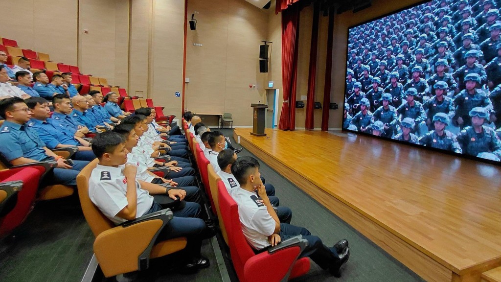 消防處屬員今日在不同地點透過電視直播觀賞閱兵儀式。消防處FB圖片