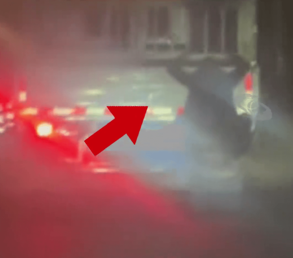 疑夫不忠,新疆妇黑夜摱货车尾跟踪。 疑夫不忠,新疆妇黑夜摱货车尾跟踪。