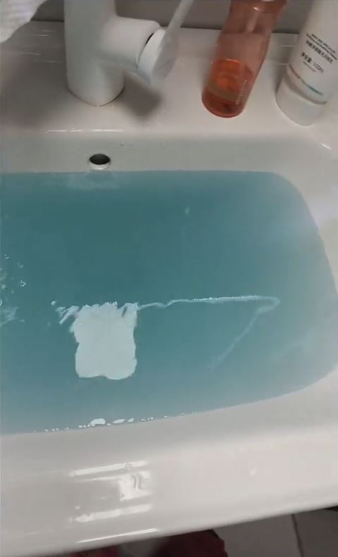 貴州有屋苑食水近1年出藍水引起居民恐慌。抖音＠我不吃！謝謝！