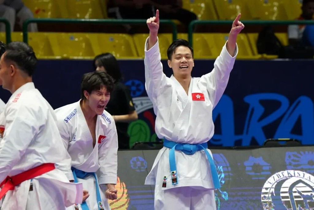 香港男子團體奪得銅牌後開心一刻。WKF FB圖 香港男子團體奪得銅牌後開心一刻。WKF FB圖