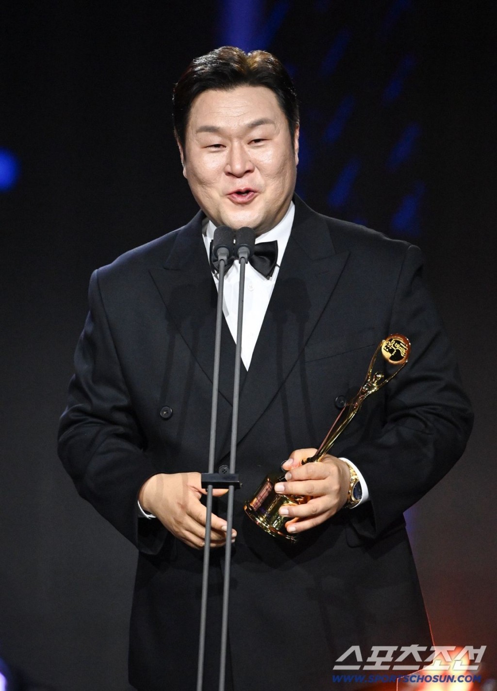 尹敬浩憑《超新丁伙頭兵》摘下男配角。 尹敬浩憑《超新丁伙頭兵》摘下男配角。