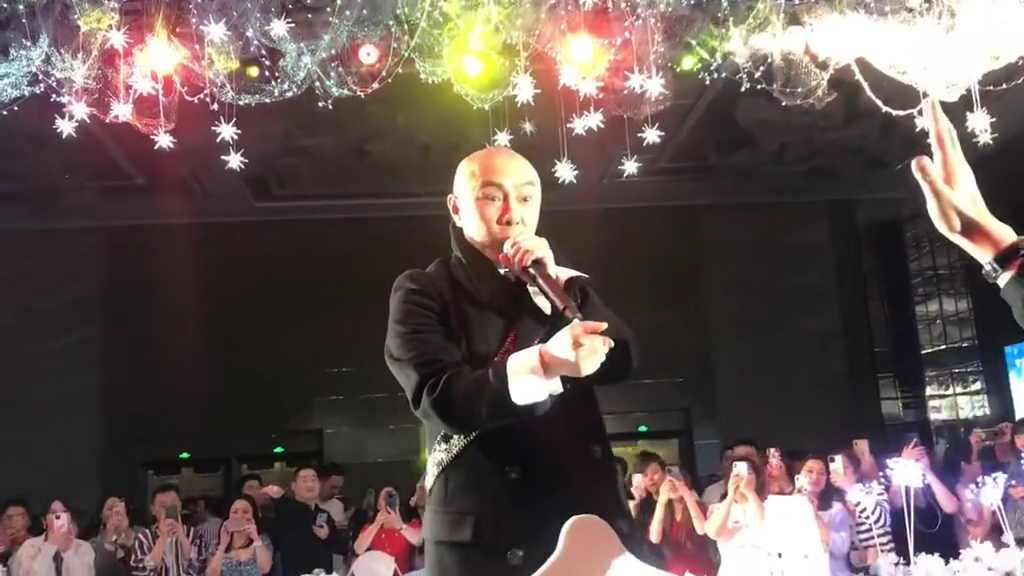 张卫健亦曾去婚礼担任表演嘉宾。