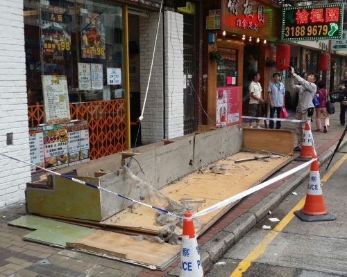 店外招牌懷疑日久失修,鬆脱從高處墮下。