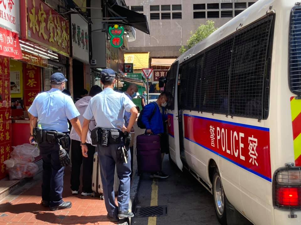 手帶人士已上警車。石景澄Facebook圖片