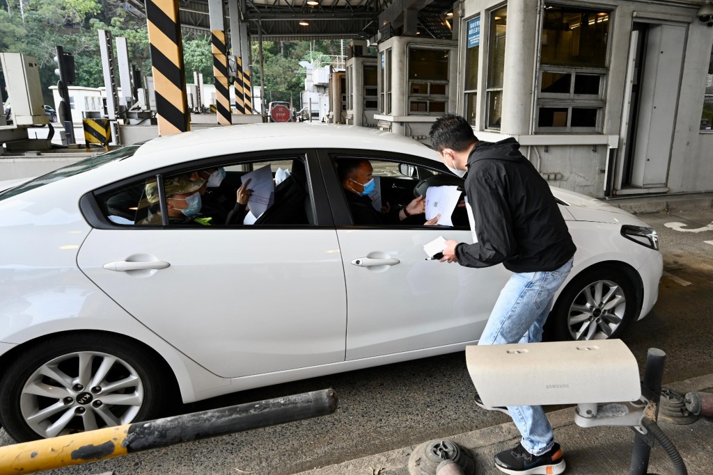 演習中模擬旅客以私家車於文錦渡管制站過關。