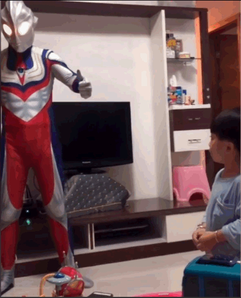 爸爸扮鹹蛋超人沒想到兒子被嚇懵了。