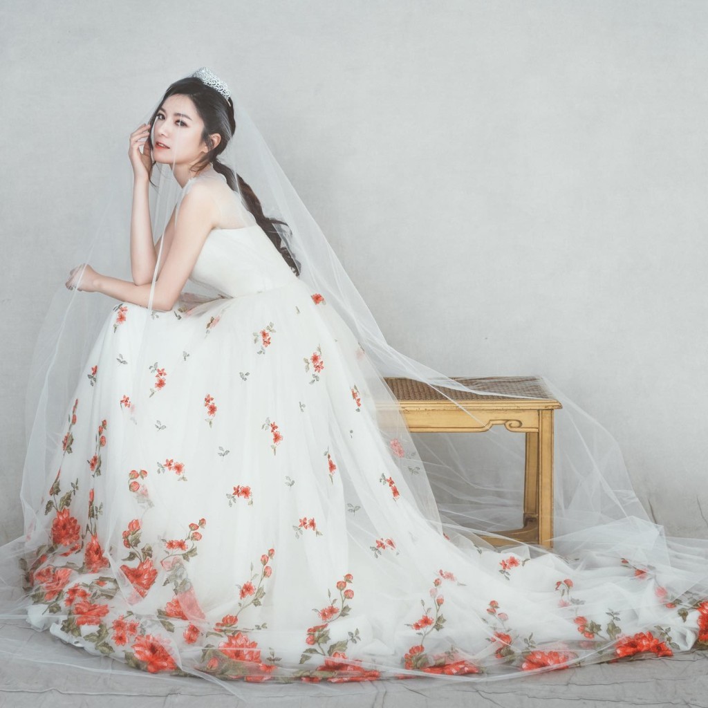 華姐出身的苛芸慧,同樣是走甜美路線的美女,自從2016年完約TVB後已鮮有公開露面,不過當年苛姑娘仍在TVB時,不時被網民稱為肥苛,事關苛芸慧同樣屬於有肉地的身型,但配合她的標緻五官,同樣是好靚女!