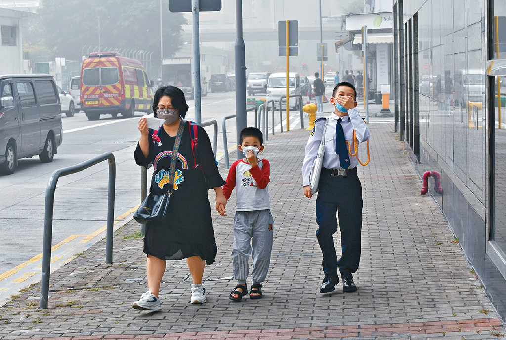 ■「臭膠味」瀰漫,市民掩口鼻急行。 ■「臭膠味」瀰漫,市民掩口鼻急行。