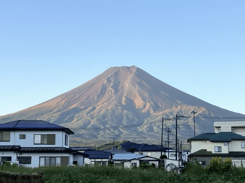 秋天滿佈紅葉的的富士山。X@FujiyoshidaTIS 秋天滿佈紅葉的的富士山。X@FujiyoshidaTIS