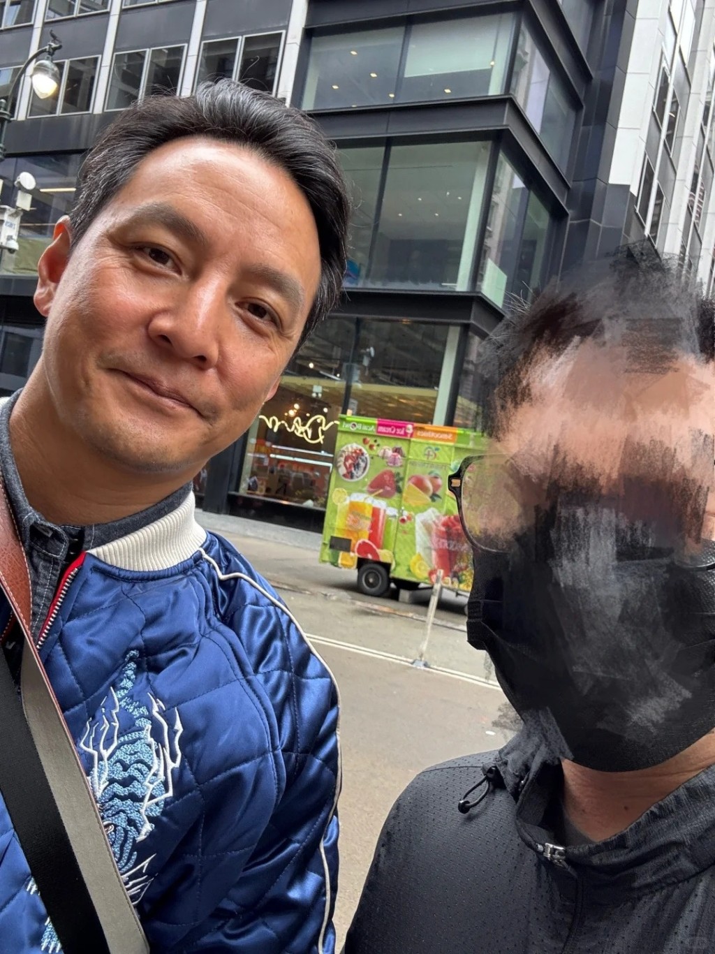 吳彥祖早前於美國被網民捕獲,後者將合照放上小紅書,吳彥祖的外貌惹來熱議。 吳彥祖早前於美國被網民捕獲,後者將合照放上小紅書,吳彥祖的外貌惹來熱議。