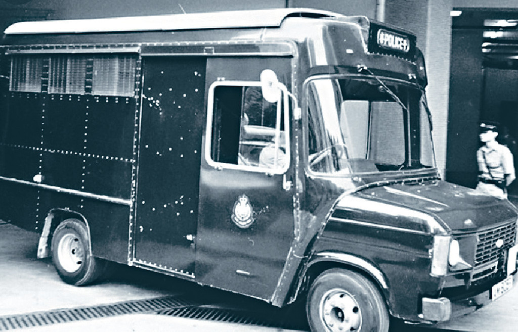 ■當年拉小販時使用的豬籠車是由貨車改裝的警車，小販見豬籠車便一邊走及大叫「狗王車到」，「狗王」之名不脛而走。