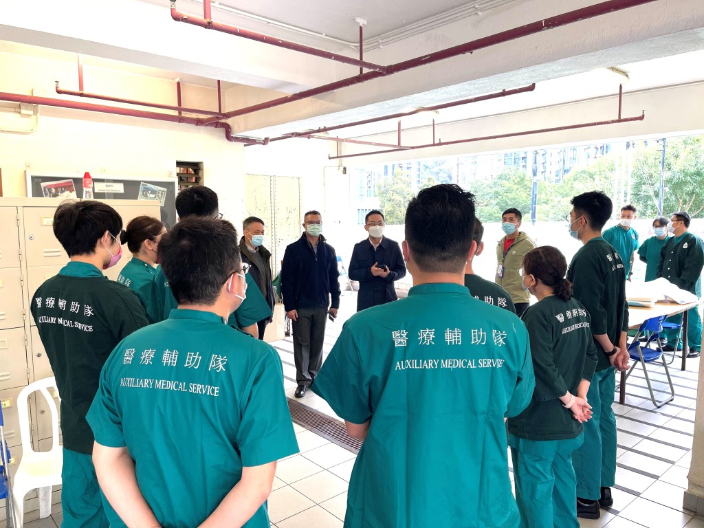 林文健今日到位于何文田的医疗辅助队总部探访当值队员。政府新闻处图片
