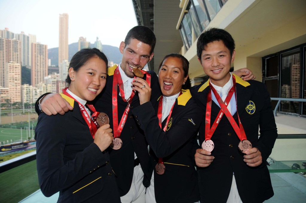 赖桢敏（左）在2009年获得全国运动会场地障碍团体赛铜牌！