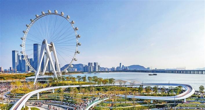 湾区之光是一座位于深圳市前海湾的巨型悬臂摩天轮，属于欢乐港湾的一部分。